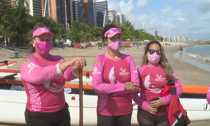 Grupo de mulheres pratica canoagem após superar Câncer de Mama