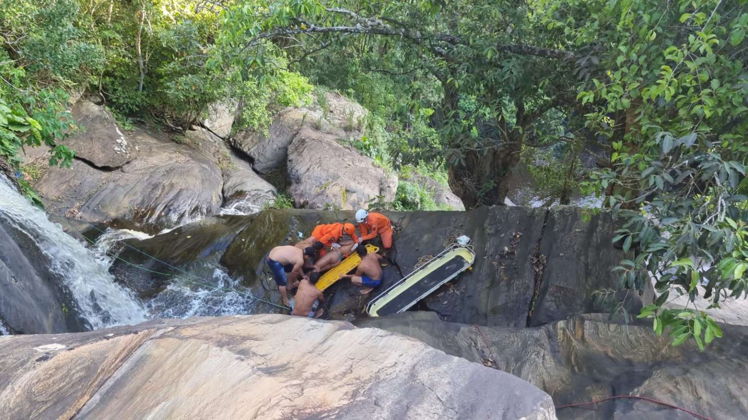 Baturité: Bombeiros resgatam vítima de queda de cachoeira