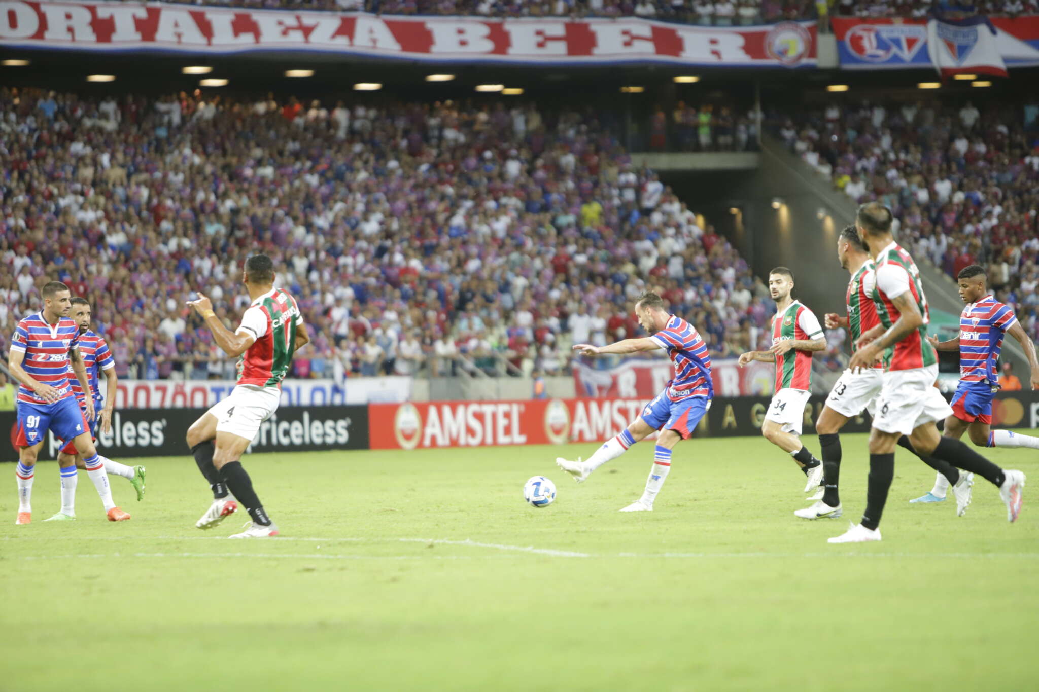 Com pausa nos jogos, Arena Castelão reforça manutenção do gramado -  Secretaria do Esporte