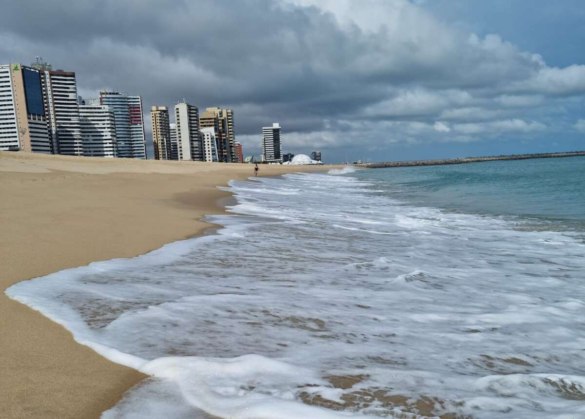 Boletim de Balneabilidade da Semace aponta 12 trechos de praias de Fortaleza estão próprios para banho